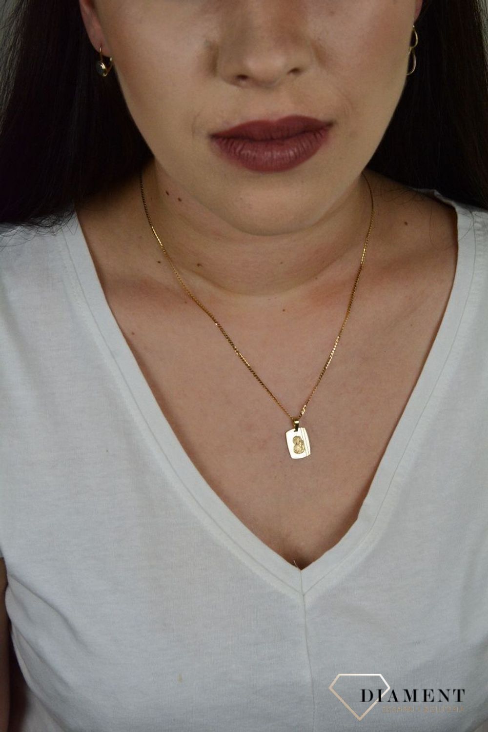 Złoty medalik z wizerunkiem Matki Boskiej Częstochowskiej. ZA 6062C.jpg